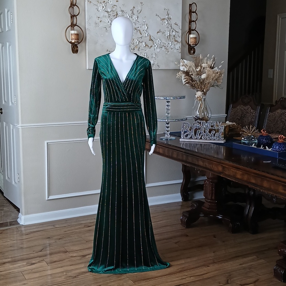 Windsor Elegant Emerald Green Beaded  V-Neck Long Sleeve Evening Gown. Size S - Picture 8 of 17